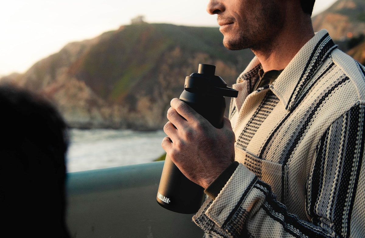 CamelBak Chute Mag 32oz Nordic Blue bottle body highlights vacuum insulation for hot or cold beverages.