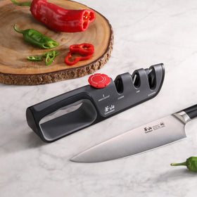 Cangshan 1026108 ergonomic handle grip and stable base.