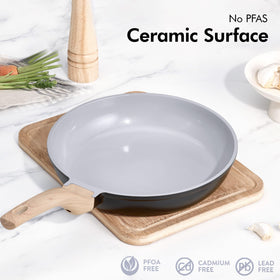 CAROTE 21pc saucepan with lid ready for precise simmering