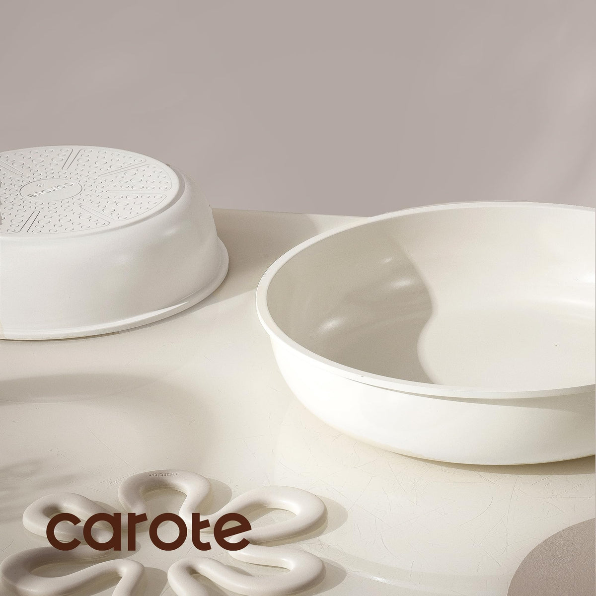 CAROTE pot protector protects cookware for safe storage.