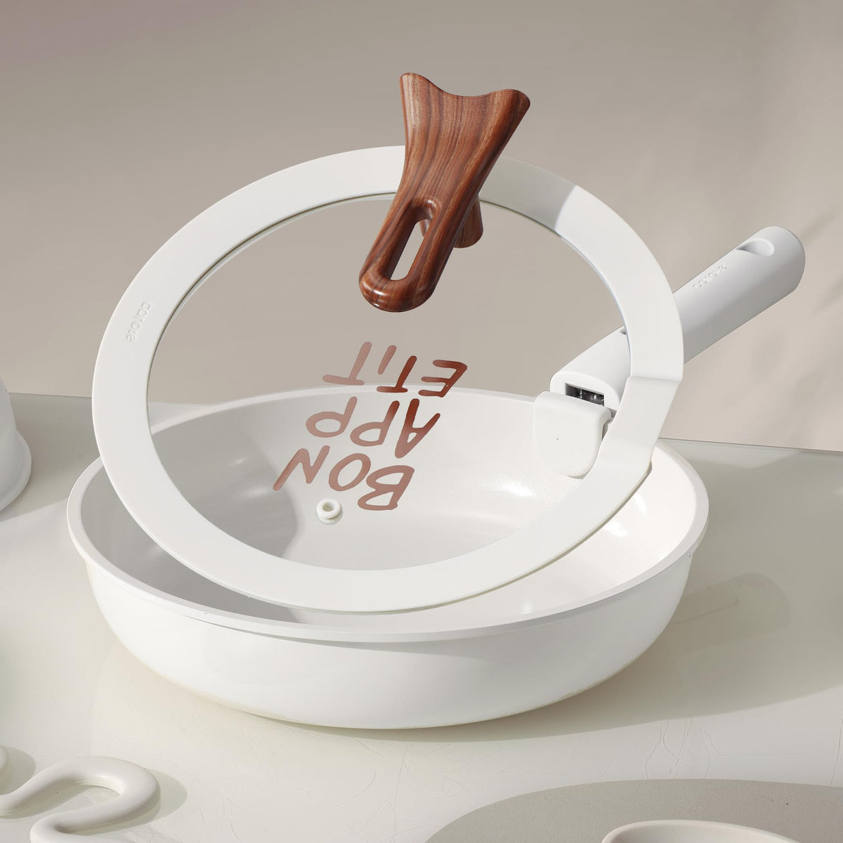 CAROTE stand-up lid keeps the kitchen organized during cooking.