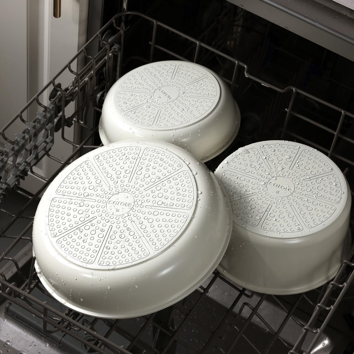CAROTE compact storage design demonstrates space-saving cookware.