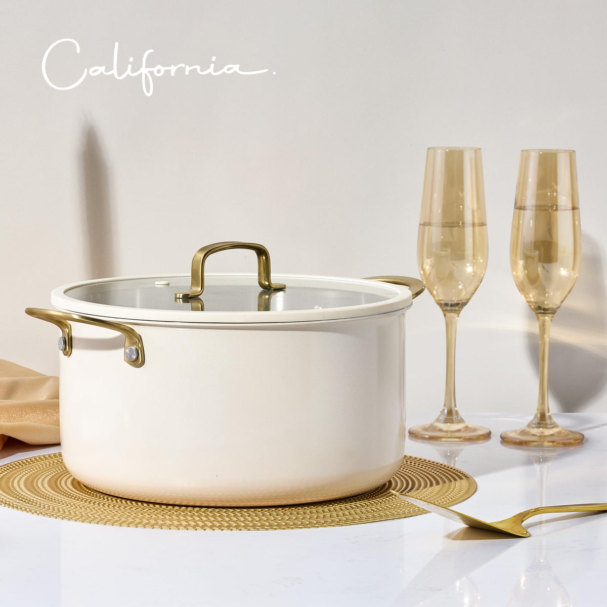 CAROTE dishwasher-safe stockpot simplifies post-cooking cleanup.