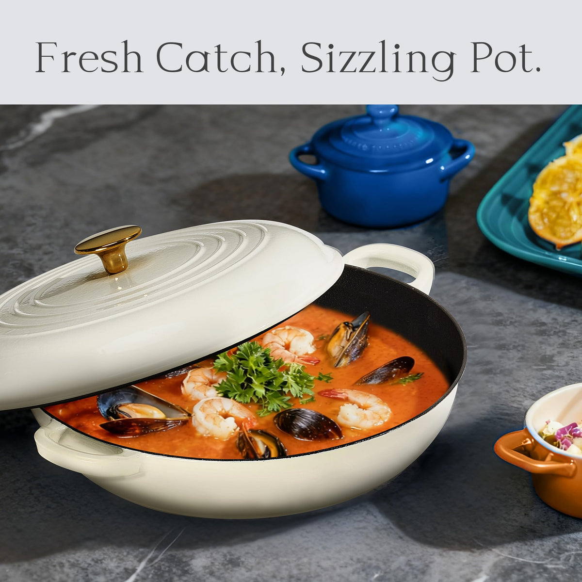 CAROTE enameled shell with a durable finish suitable for all stovetops.