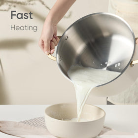 CAROTE outer ceramic layer resists stains and simplifies cleanup after cooking
