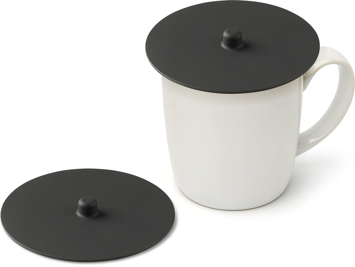 Carrotez silicone cup lid on a mug provides dust protection and warmth retention.