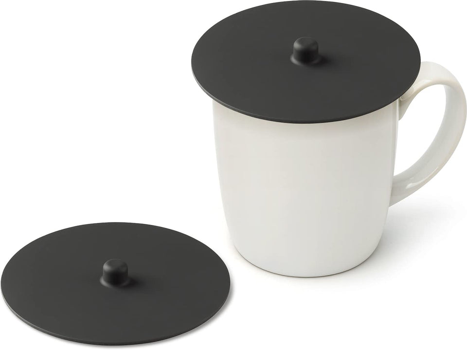 Carrotez silicone cup lid on a mug provides dust protection and warmth retention.