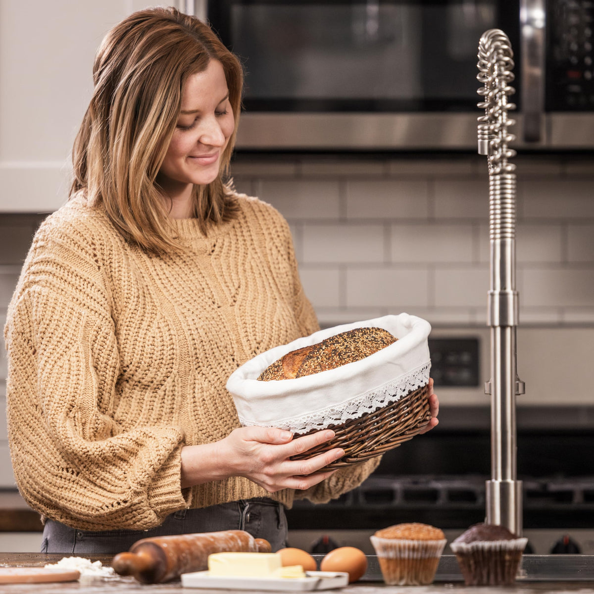 CASADEMA basket lid covers bread while warming to preserve softness