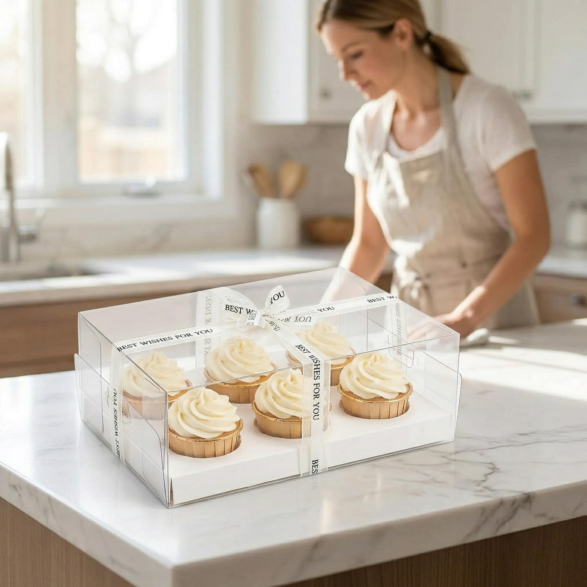 Cedilis clear display enhances visibility of baked gifts.