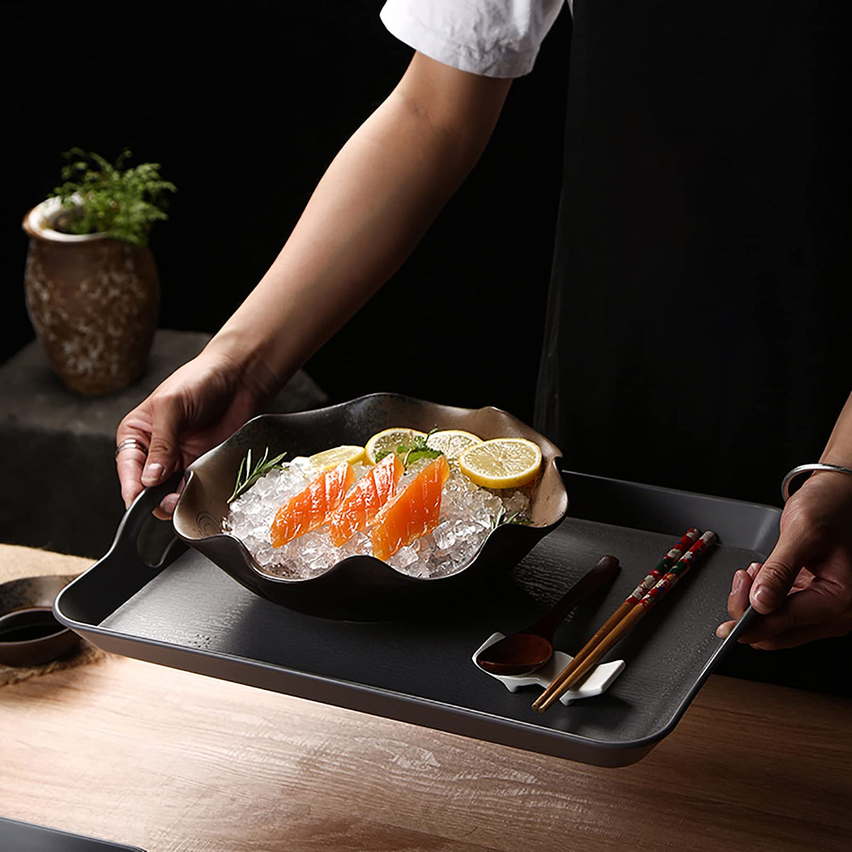Cedilis lightweight, easy-care plastic trays are simple to rinse after use.