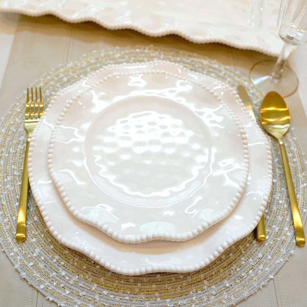 Perlette suitable for indoor and outdoor dining and entertaining.