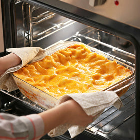 CGNWEEPS clear-view glass lets you monitor baking progress easily.