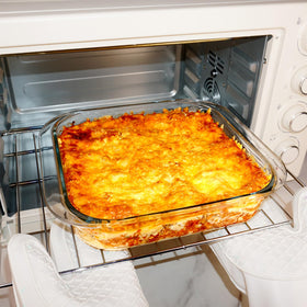 CGNWEEPS dishwasher-safe bakeware cleans up quickly after family dinners.