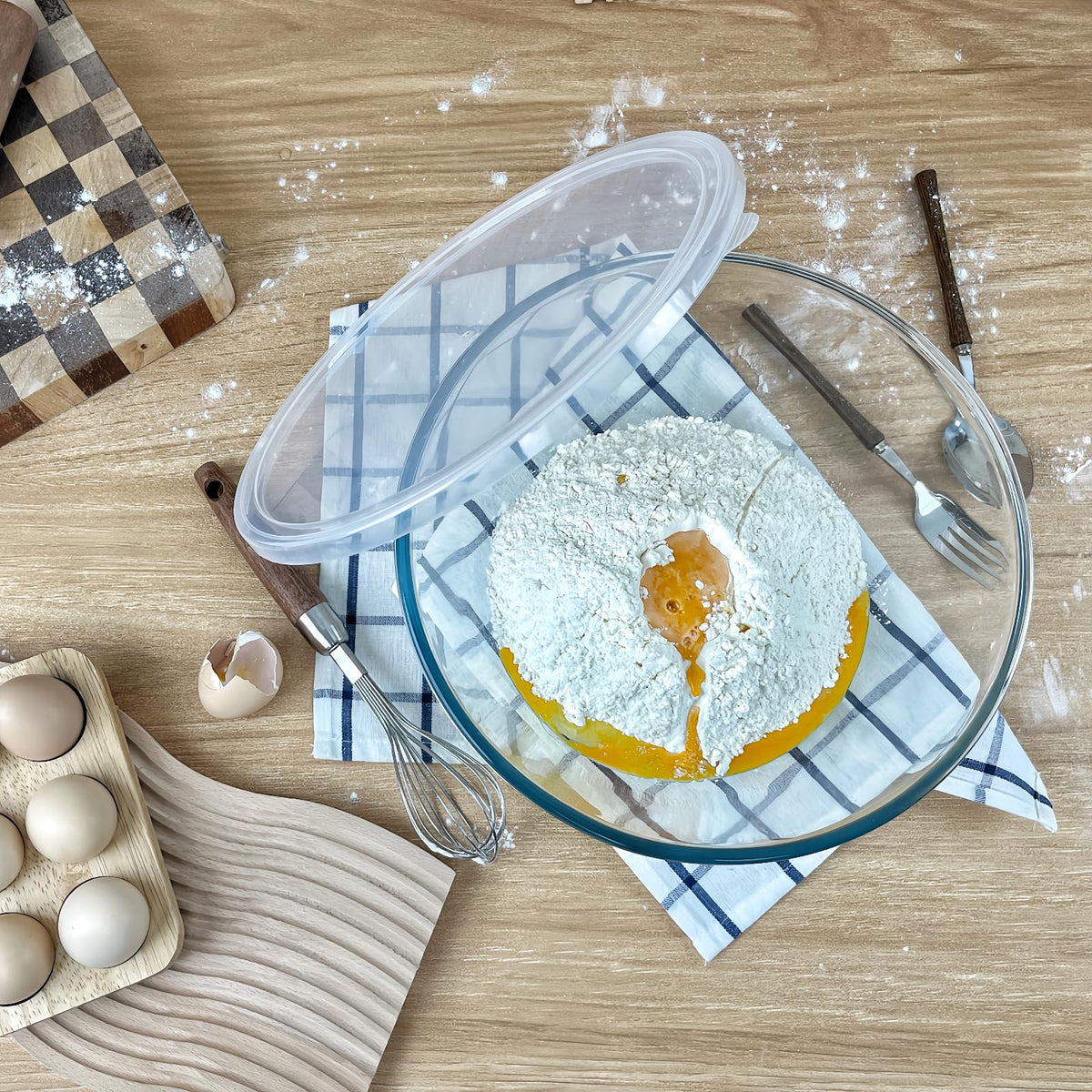 CGNWEEPS dishwasher-safe glass bowl with clear lid for easy cleanup.