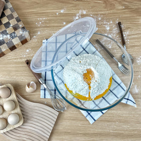 CGNWEEPS dishwasher-safe glass bowl with clear lid for easy cleanup.