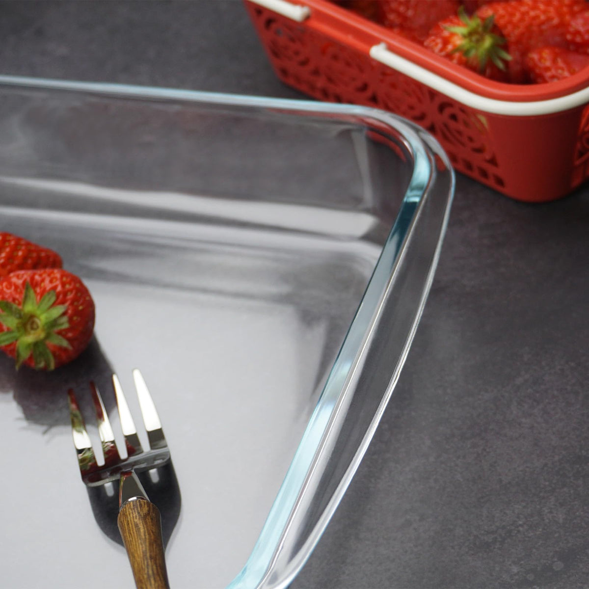 CGNWEEPS glass baking pan 1.6qt, ideal for casseroles and sides.