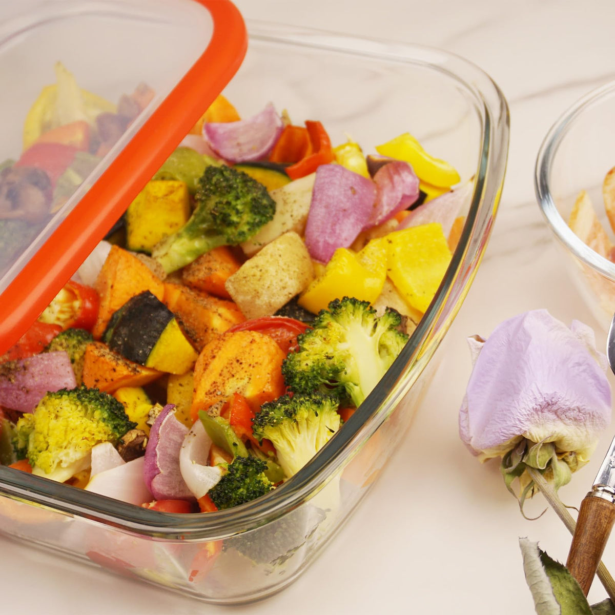 CGNWEEPS microwave and oven safe baking dish enables versatile cooking.