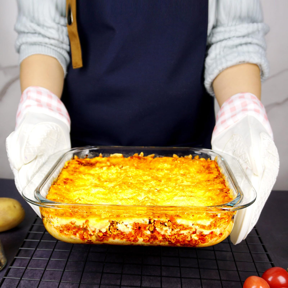 CGNWEEPS oven-to-table dish is ideal for serving lasagna and meals.