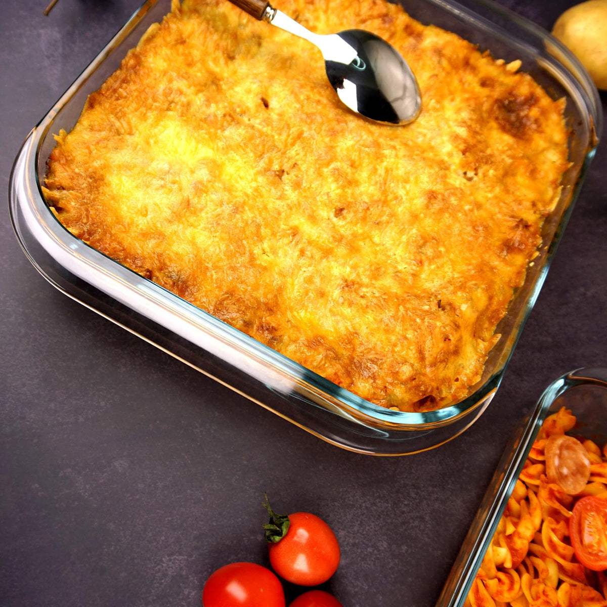 CGNWEEPS textured side handles provide secure grip when lifting hot dishes.