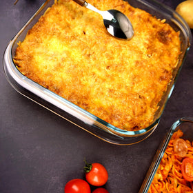 CGNWEEPS textured side handles provide secure grip when lifting hot dishes.