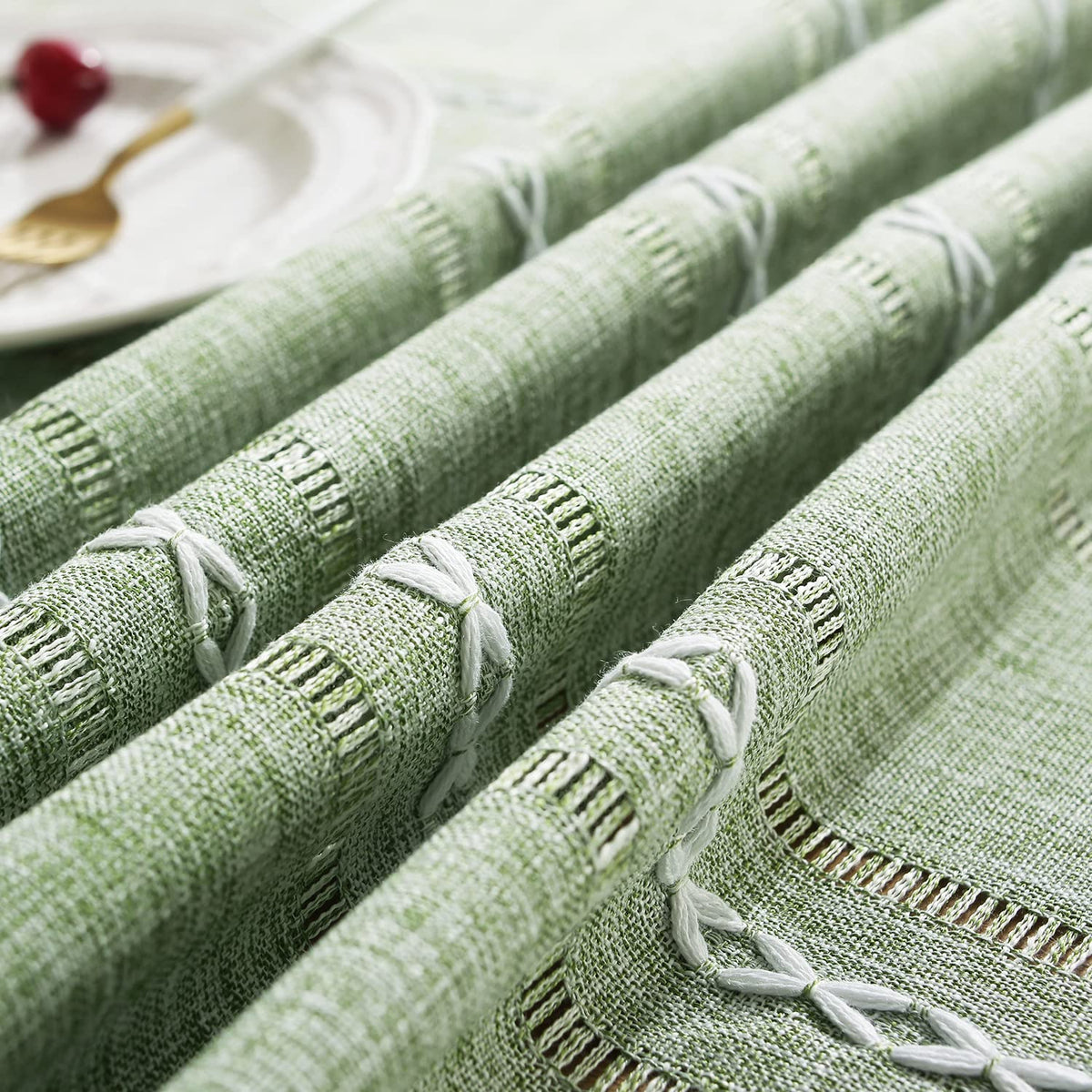 Chassic washable easy-care tablecloth; quick cleanup for busy households.