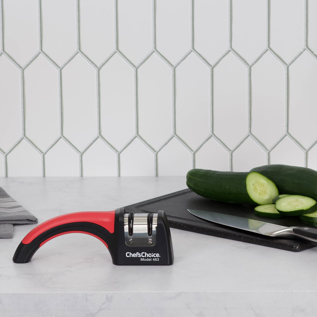 Chef'sChoice Pronto Hone compact footprint fits neatly on a busy kitchen counter.