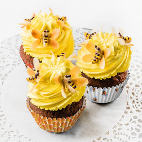 CHENGU honey-bee pattern cupcake liners highlight cheerful colors for party desserts.