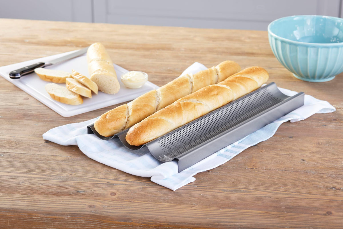 Chicago Metallic Commercial II dishwasher-safe design simplifies cleanup after baking.