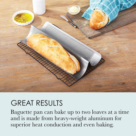 Chicago Metallic heavy-weight aluminum pan delivers even heat and consistent baking.