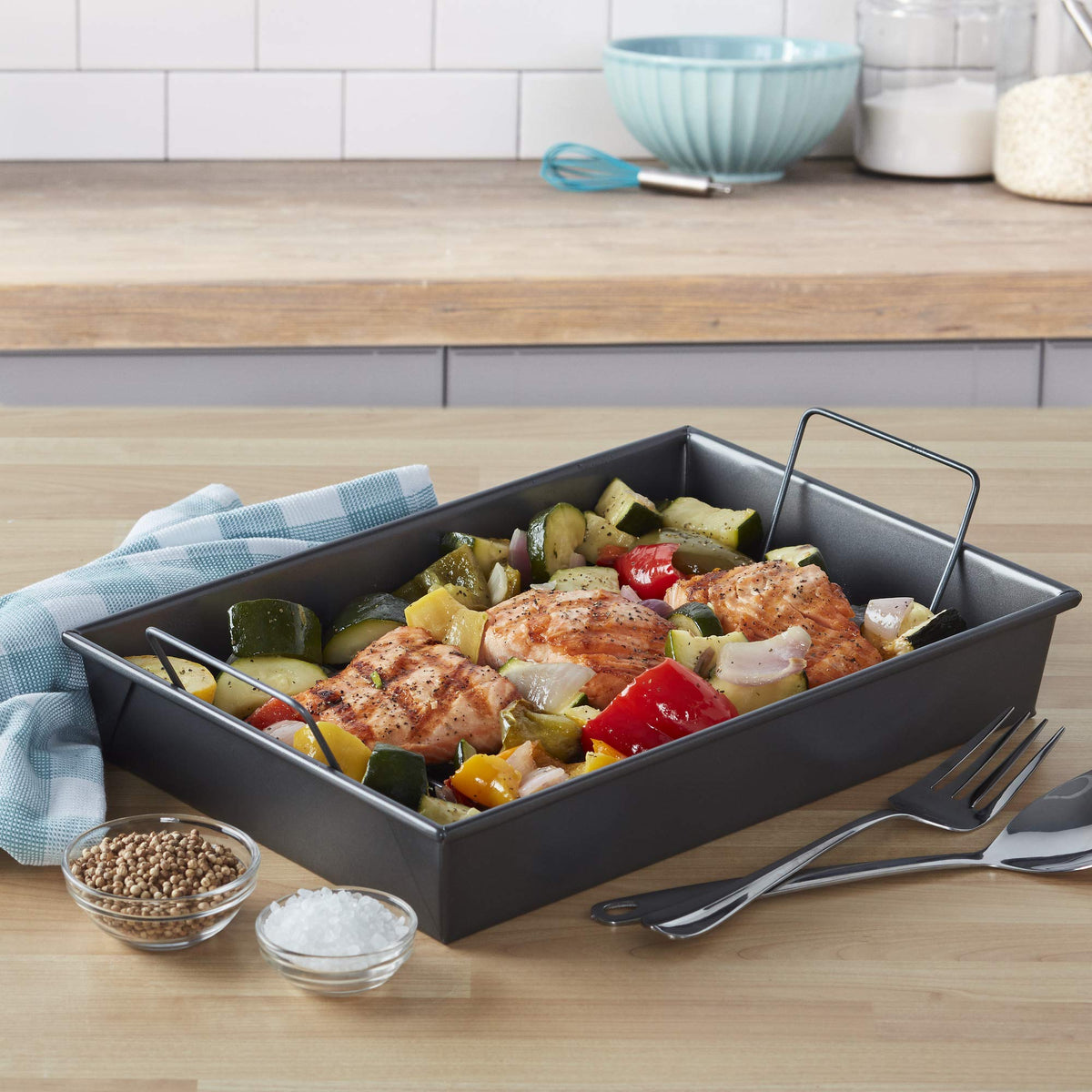 Chicago Metallic pan showing folded corners and reinforced wire improves warp resistance.