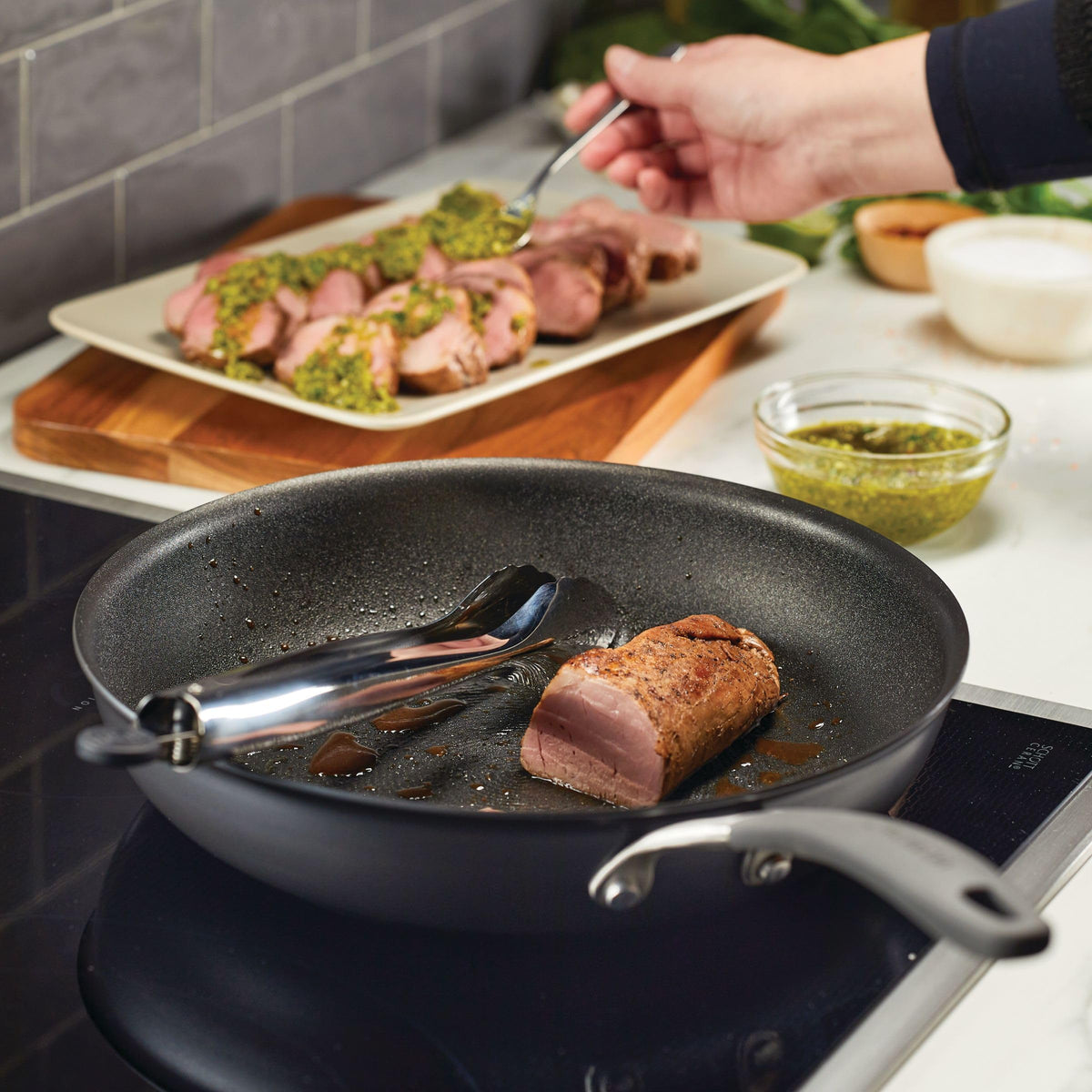 Circulon A1 nonstick interior and exterior resist staining for easy cleanup.