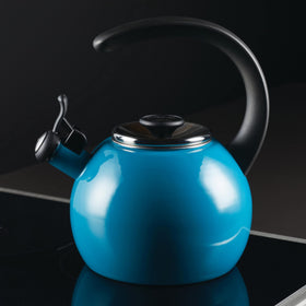 Circulon enamel finish resists stains for everyday use and easy cleaning.