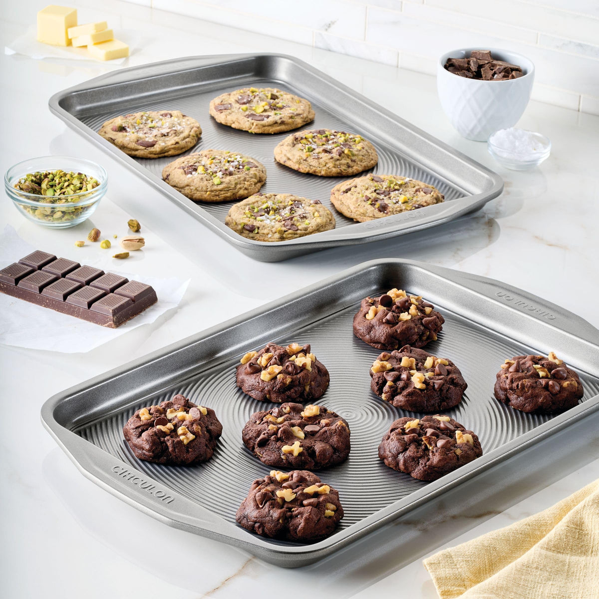 Circulon wide handles provide a confident grip while loading and unloading.