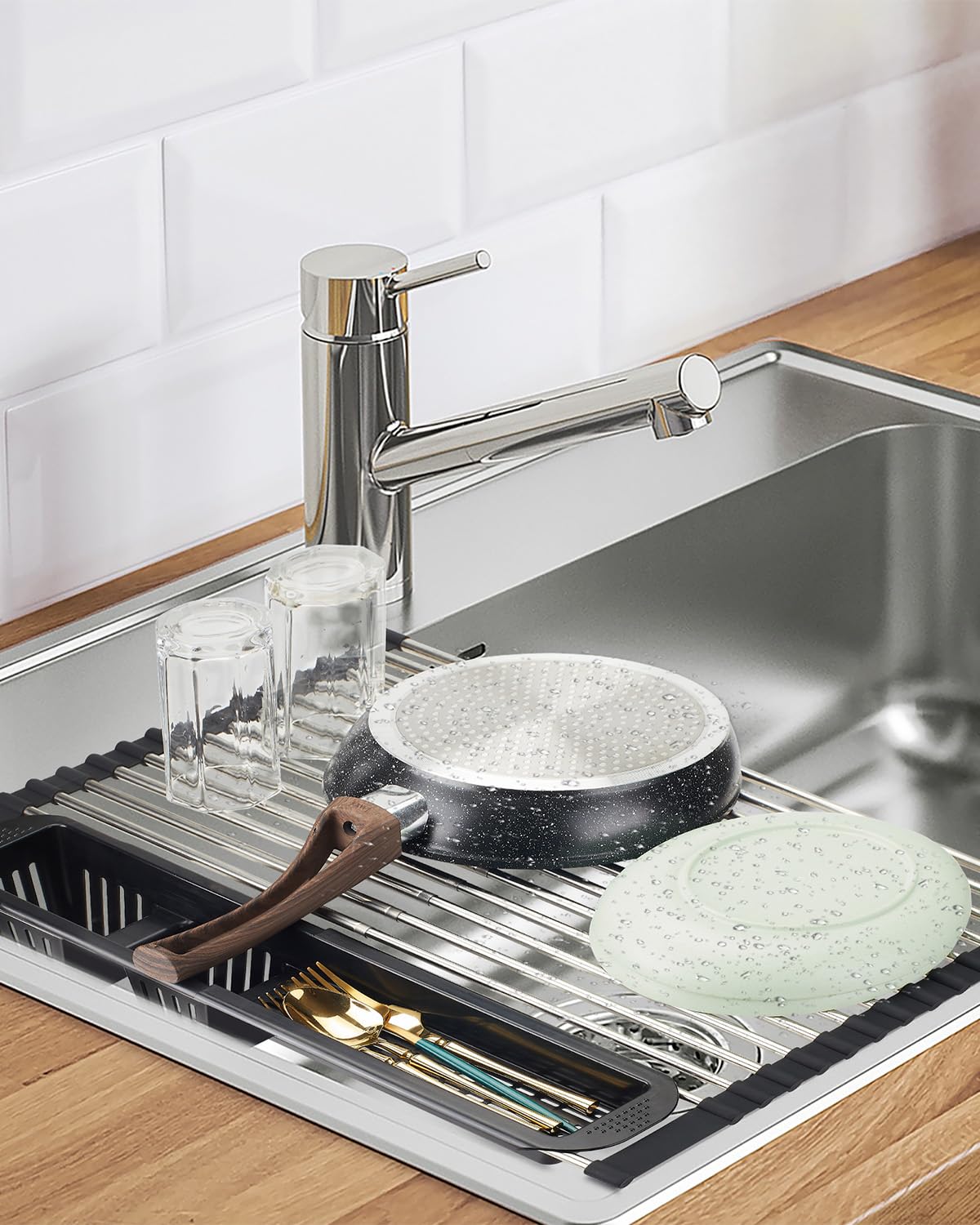 CLNGAI roll up rack also works as defrosting tray or heat-resistant trivet.