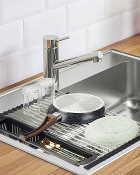 CLNGAI roll up rack also works as defrosting tray or heat-resistant trivet.