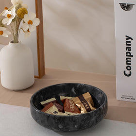 CM CHIC MONDAY marble dish catches keys and coins neatly.