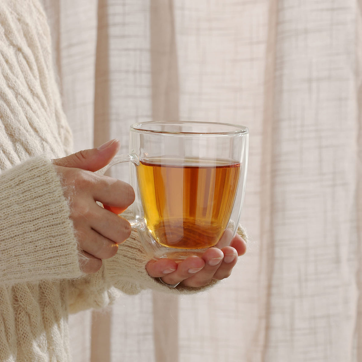 CNGLASS mug in use: holding hot drink, hands stay comfortable.