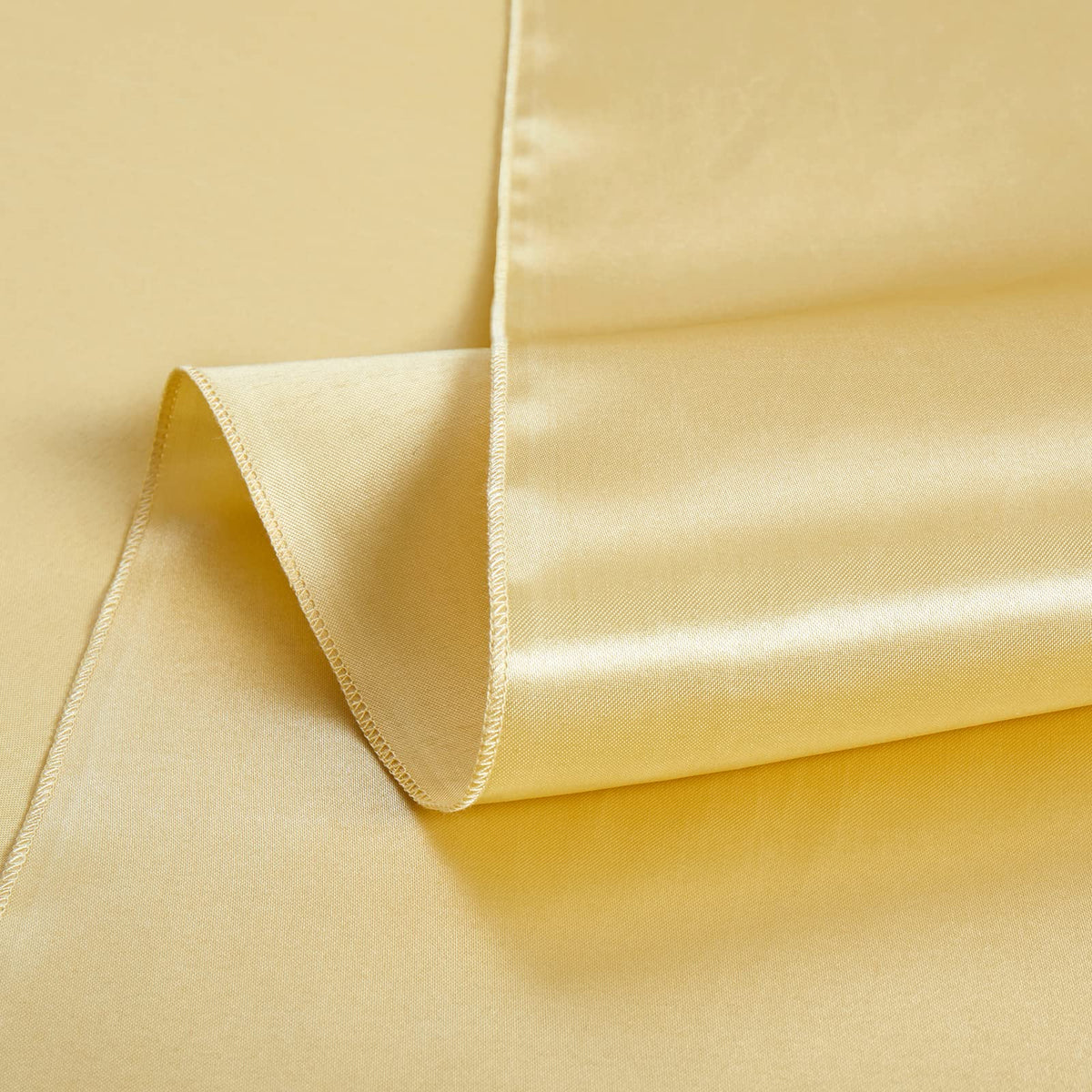 Cobedzy gold satin on rectangular tables delivers polished setting.