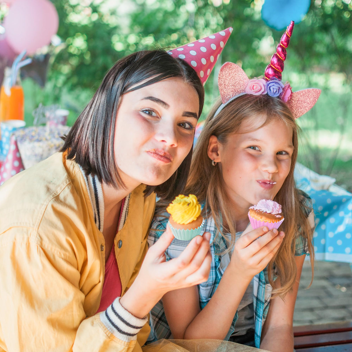 COCnny 600-count set offers ample quantity for parties and gifting.