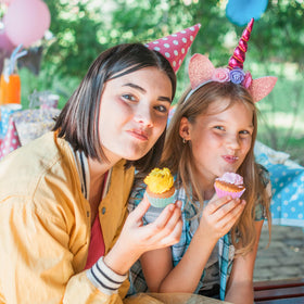 COCnny 600-count set offers ample quantity for parties and gifting.