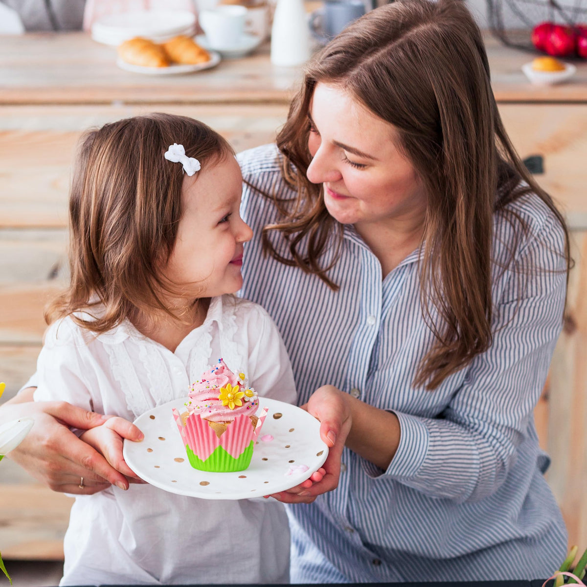 COcnny 320-piece set provides plenty for large celebrations and classroom baking.