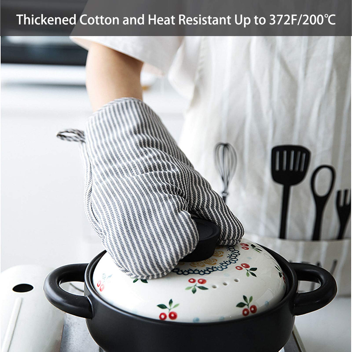 CoekMoed pot holders pair with non-slip surface for safe pan maneuvering.
