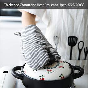 CoekMoed pot holders pair with non-slip surface for safe pan maneuvering.
