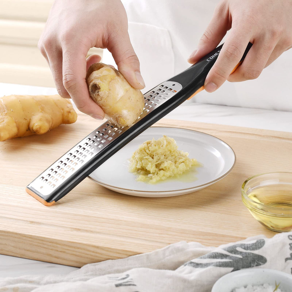 Cohesion non-slip handle provides secure grip during grating tasks