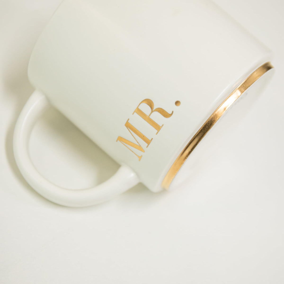 COLLECTIVE HOME White ceramic base with gold details for a clean, modern look.