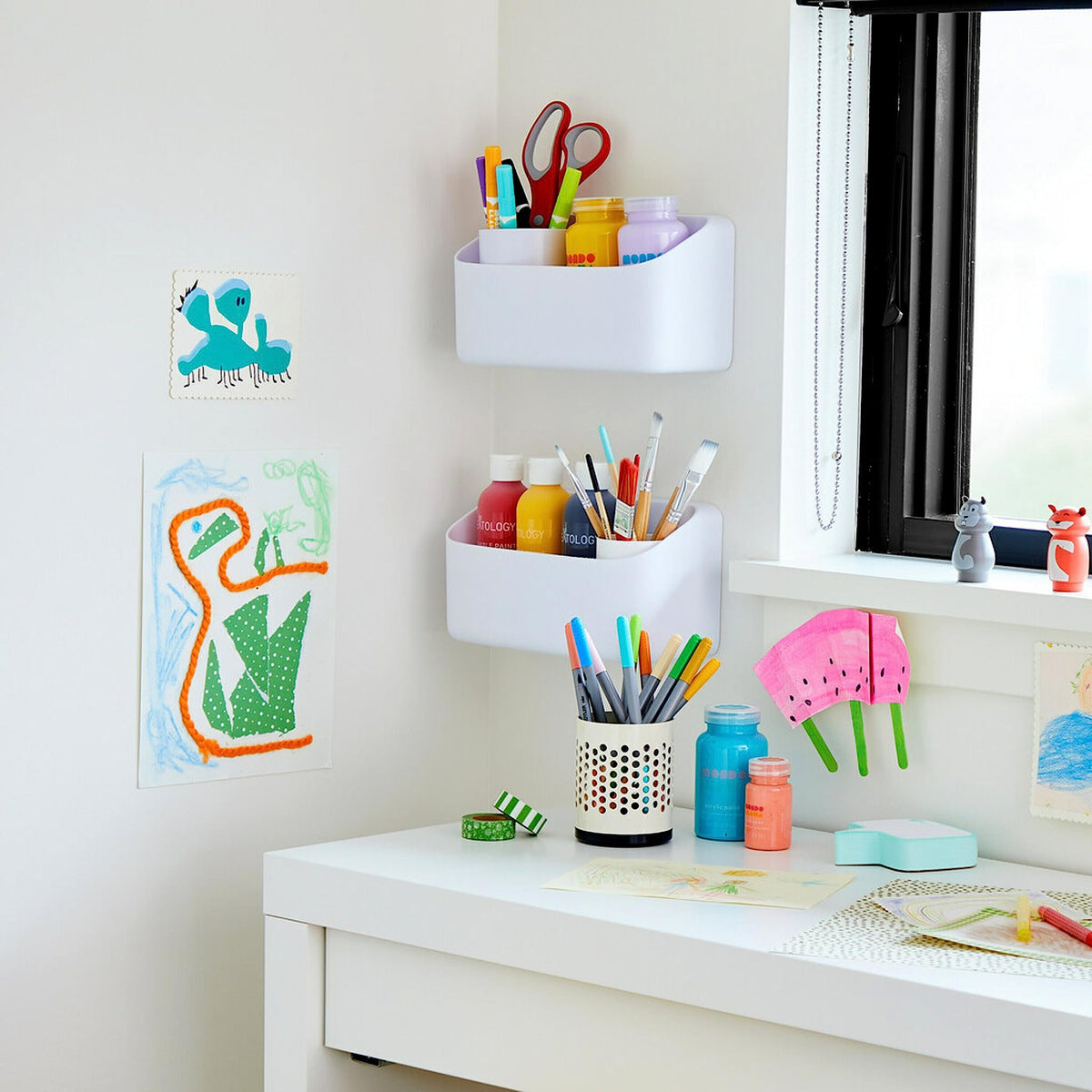 Command Organizing Caddy facilitates easy rehanging without leaving holes.