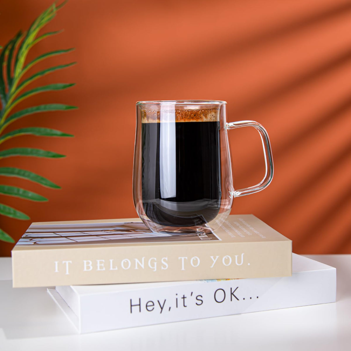 COMOME double-walled mug with rolled edge and ergonomic handle for easy gripping.