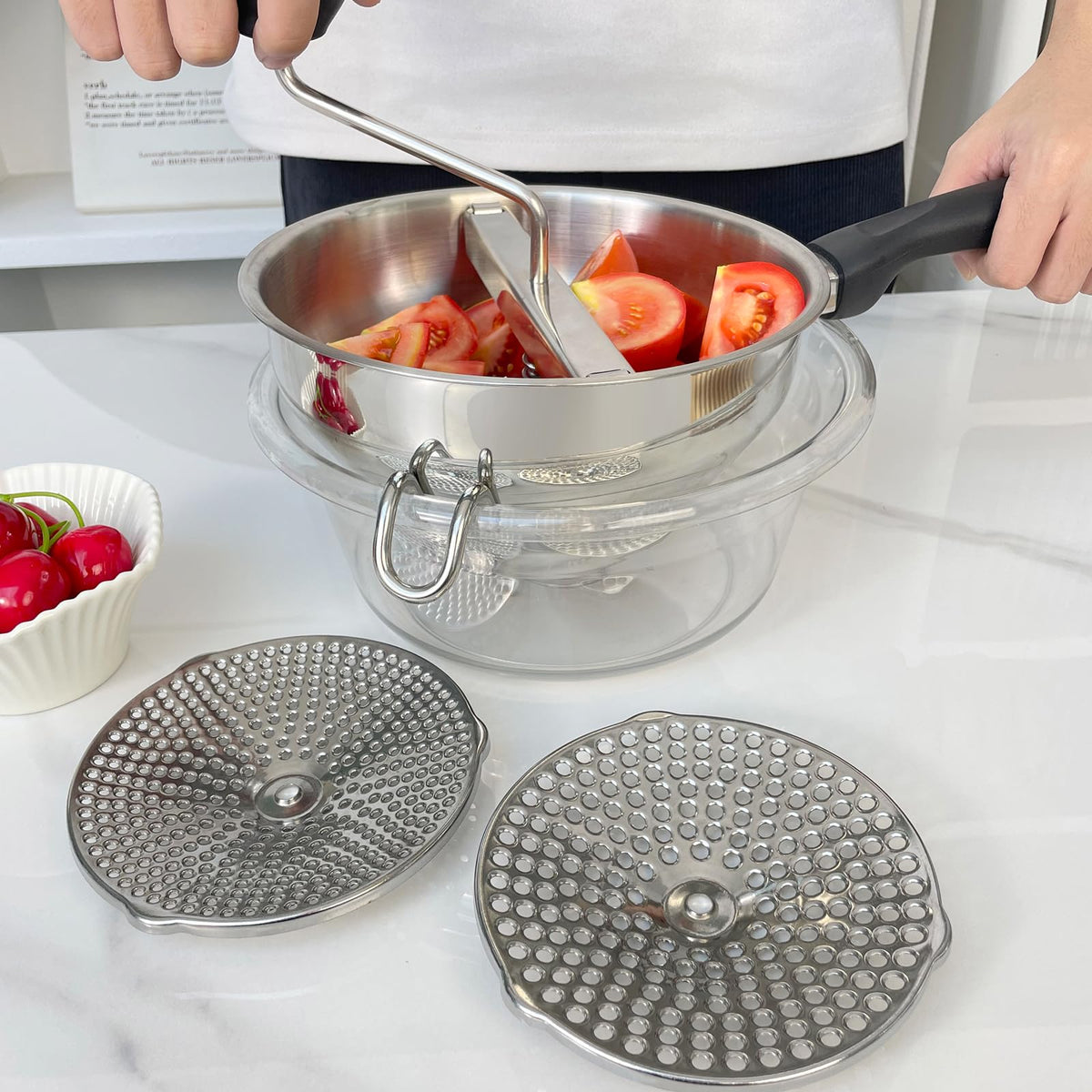 Compralo dual-hook design stabilizes pots during grinding.