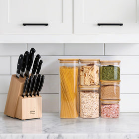 Transparent ComSaf jar shows remaining pasta at a glance for meal planning.