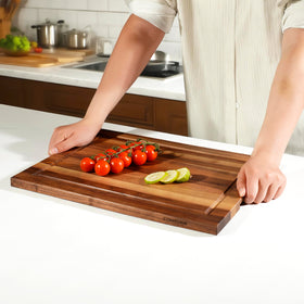 CONSDAN board highlights deep juice groove to trap liquids during prep